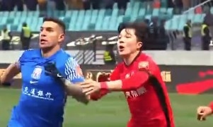  記者談海港后衛(wèi)明天：從津門虎到海港環(huán)境變了，他需主動(dòng)去適應(yīng)