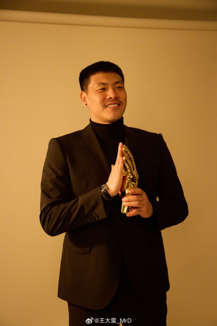  獲中國足球金手套獎，王大雷發(fā)文：既是榮譽也是鞭策自己的動力