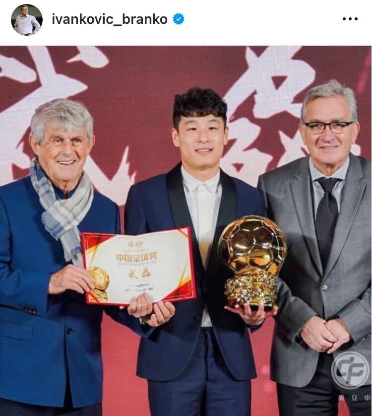  出席中國金球獎頒獎儀式，伊萬曬與武磊、米盧同框照片