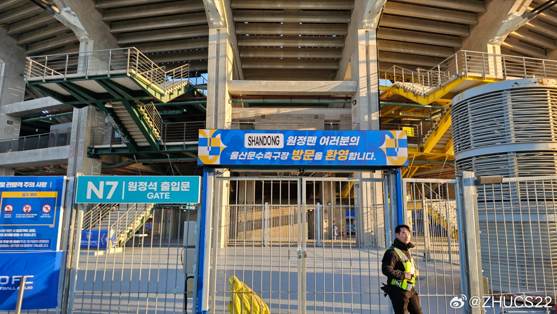  博主：蔚山現(xiàn)場(chǎng)工作人員、轉(zhuǎn)播車、安保在準(zhǔn)備撤場(chǎng)，場(chǎng)外一片安靜