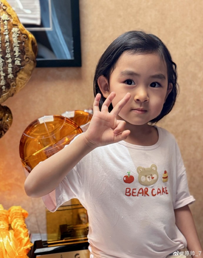  三分大賽三冠王！原帥曬三冠獎(jiǎng)杯：完成了女兒給安排的任務(wù)！