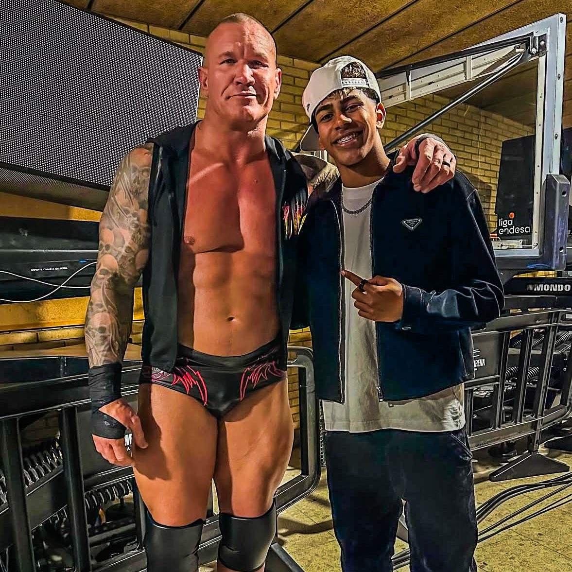  小心RKO！亞馬爾現(xiàn)場觀戰(zhàn)WWE，和奧爾頓、Triple H等合影