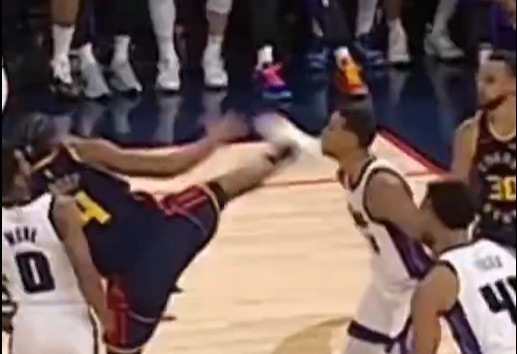 抬腳過(guò)高踢到了對(duì)手下巴！NBA官方：穆迪這一動(dòng)作被判1級(jí)惡犯