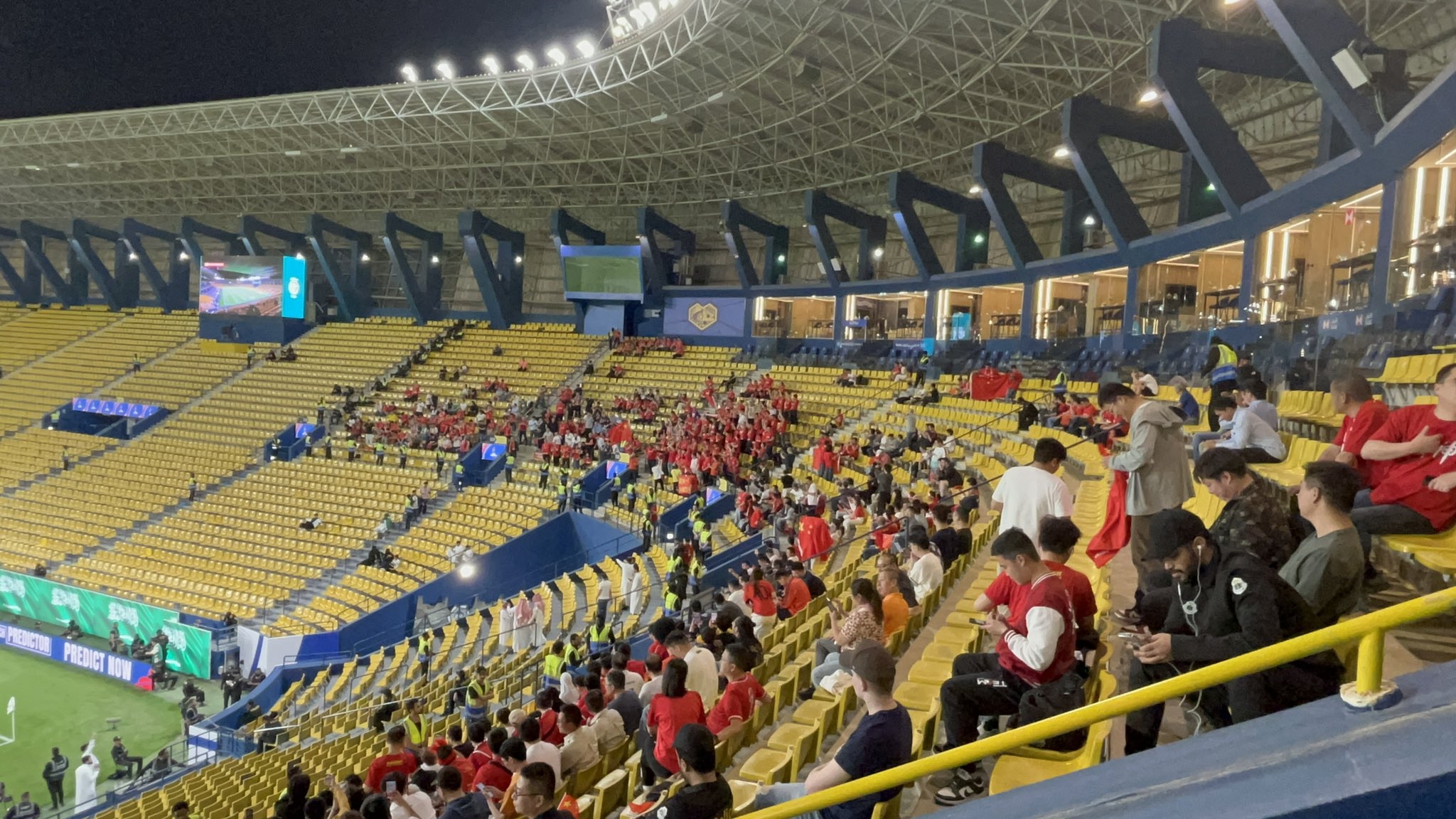  球票已售罄！中國球迷已經(jīng)入場，坐在球場上層沙特球迷區(qū)上方