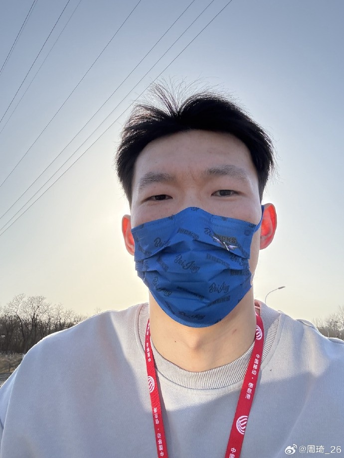  悠閑！周琦騎京牌電動車出行：太陽出來了 開京牌兜兜風！