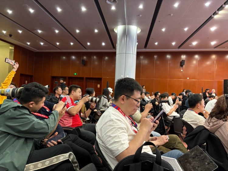  萬眾矚目！記者擠滿國足賽前新聞發(fā)布廳，賽場(chǎng)記者預(yù)計(jì)超300人