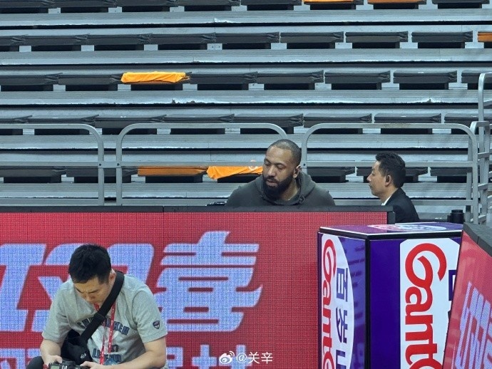  今晚不打？廣東主場迎戰(zhàn)廣廈 吉倫沃特一身便裝現身球館