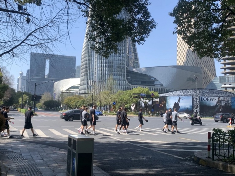  心態(tài)放松，有網(wǎng)友拍到澳大利亞隊(duì)早上在萬象城citywalk