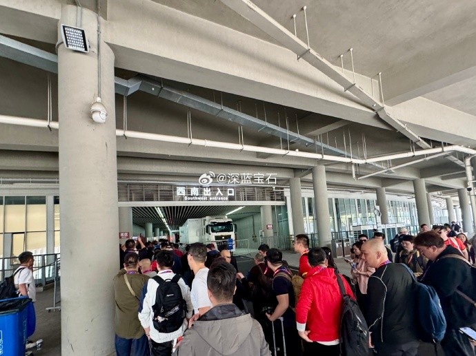  盛況空前！記者曬照：距離中澳之戰(zhàn)還有三小時(shí)，現(xiàn)場記者已超百名