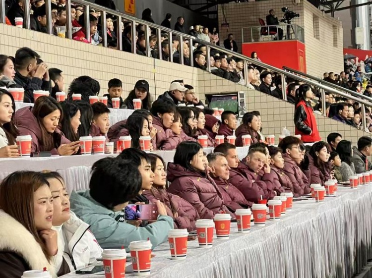  北青體育：中國女足現(xiàn)身中甲賽場，觀看重慶銅梁龍vs遼寧鐵人
