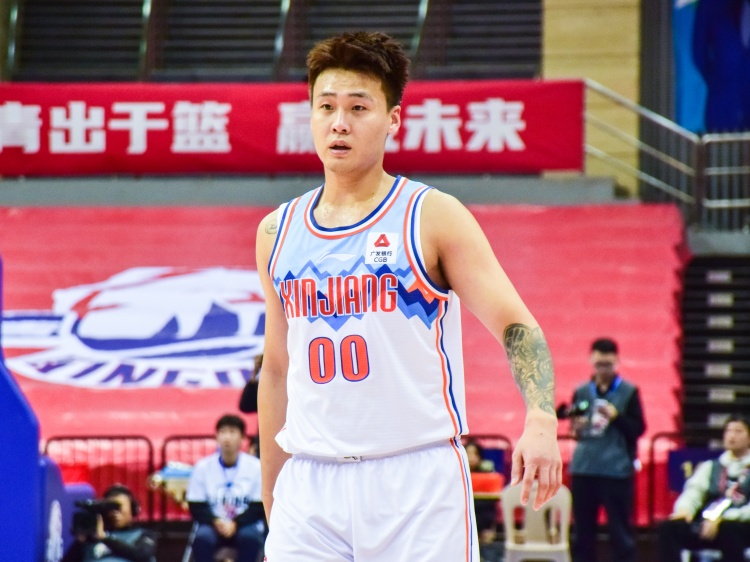  狀態(tài)不俗！趙睿半場9中4拿到15分5籃板