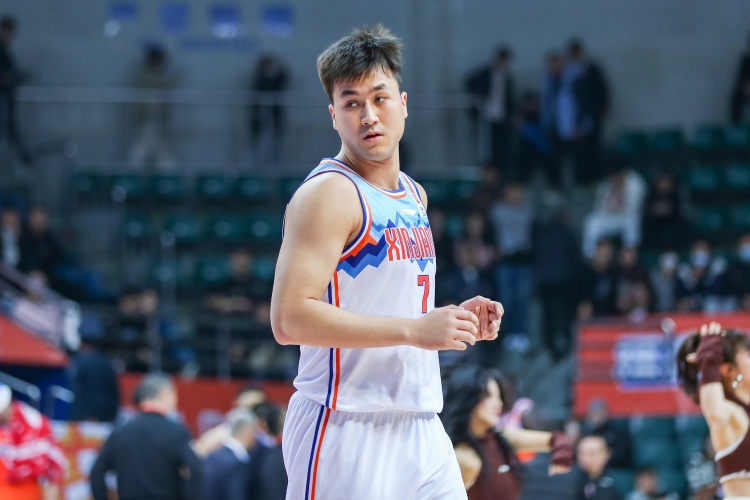  防到5犯被提前罰下！艾孜麥提全場9中3 貢獻(xiàn)9分1板1斷