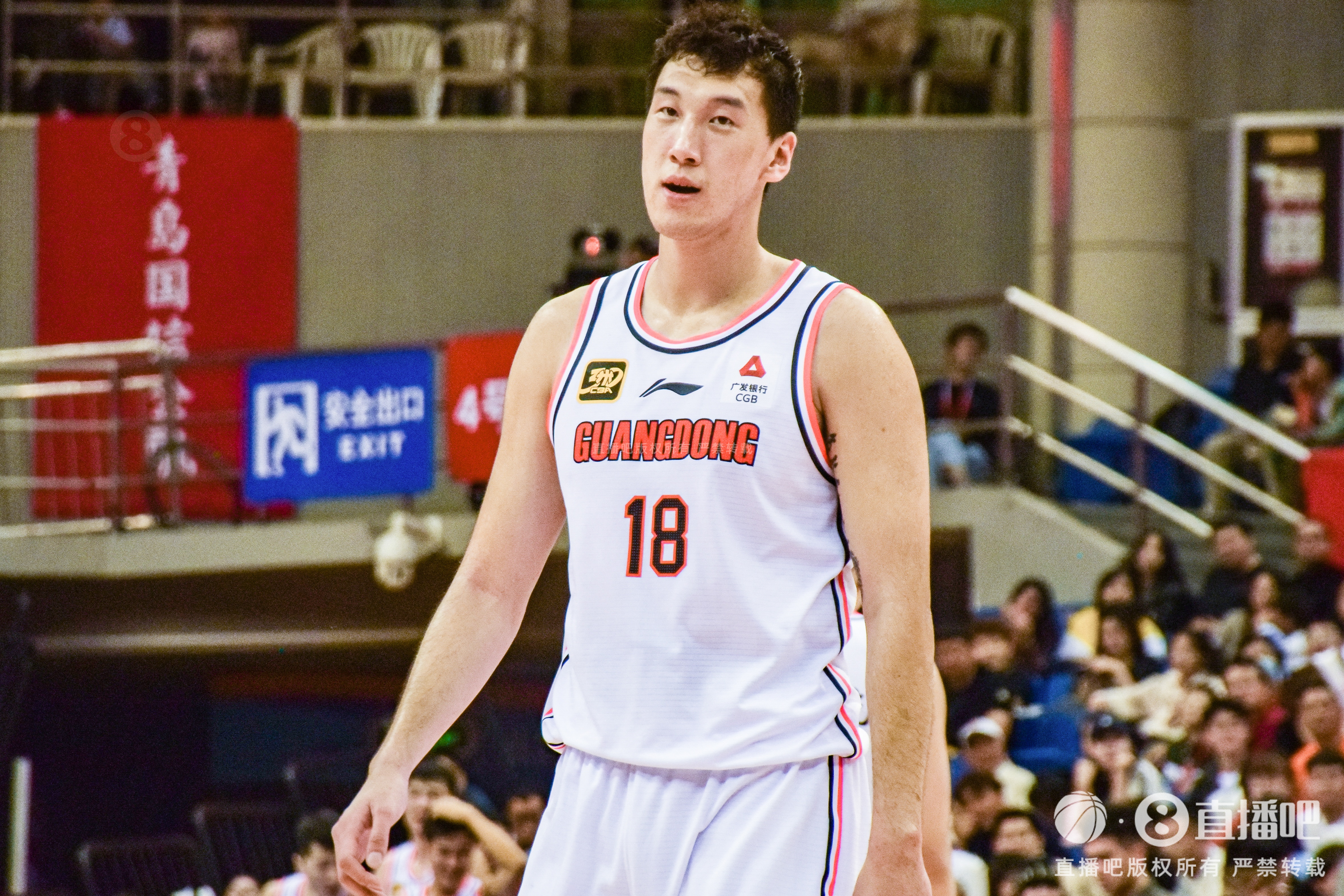  神射手！杜潤旺上半場三分5中4得到12分1板1助1斷
