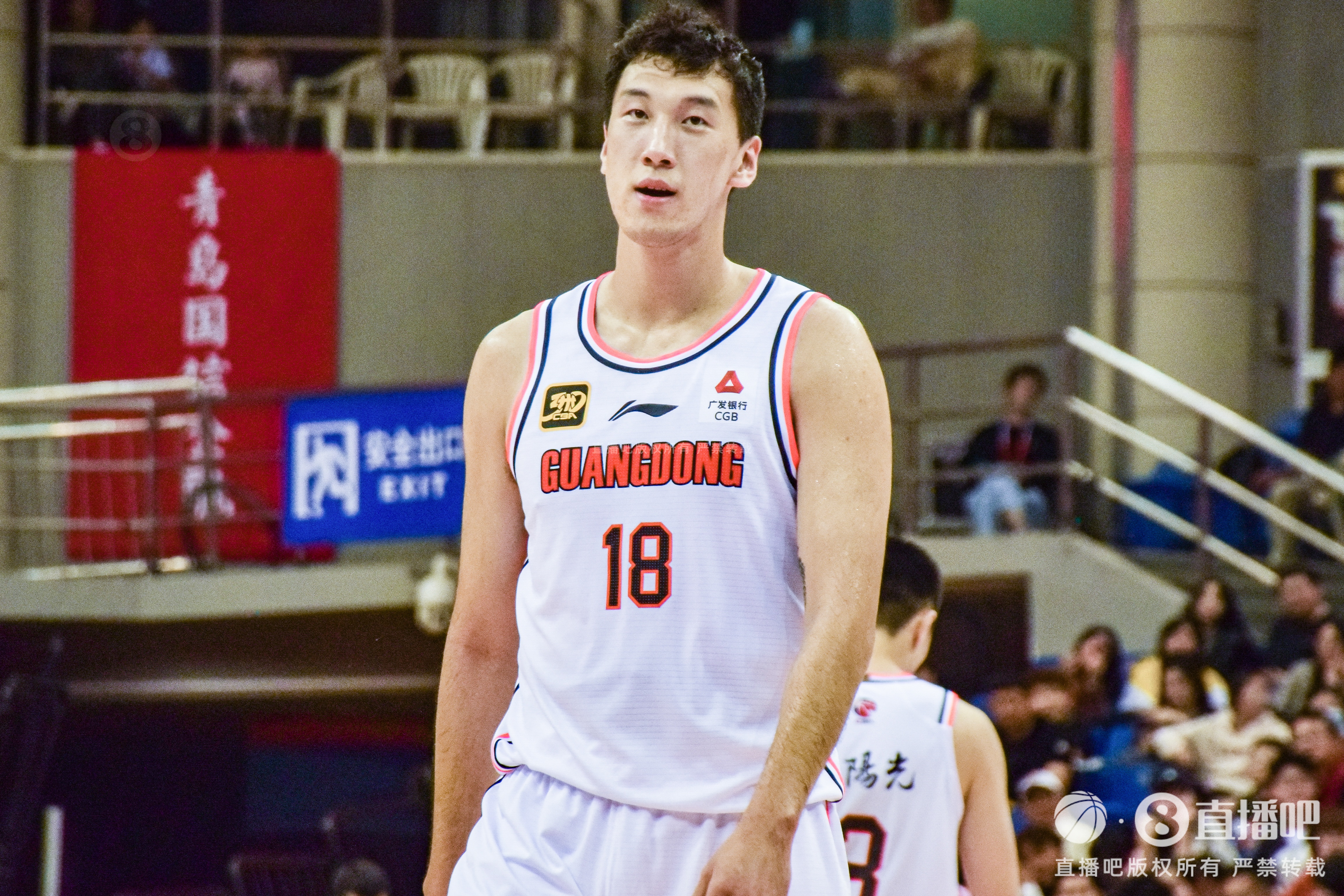  高炮臺發(fā)威！杜潤旺半場6中5拿到13分2斷1帽 三分3中3